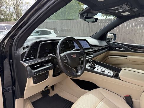 Used 2021 Cadillac Escalade Premium Luxury image 19