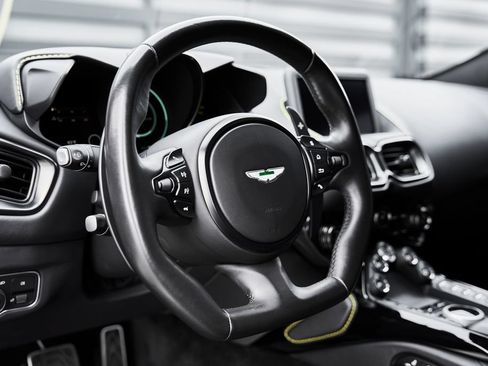 Used 2023 Aston Martin V8 Vantage Coupe RWD image 32