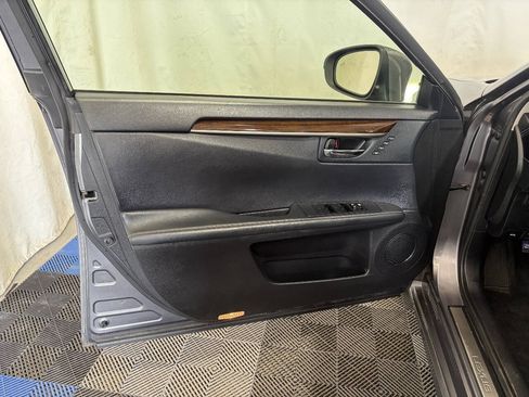 Used 2014 Lexus ES 350 w/ Luxury Package FWD image 4