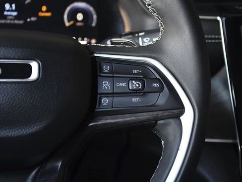 Used 2023 Jeep Grand Cherokee Limited AWD/4WD image 9