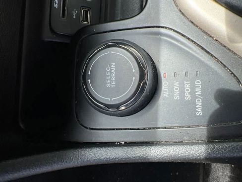 Used 2017 Jeep Cherokee Latitude w/ Safety/Convenience Group AWD/4WD image 12