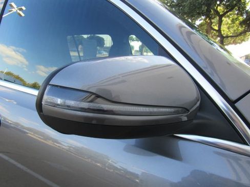 Used 2022 Mercedes-Benz GLB 250 w/ Premium Package Lite image 23