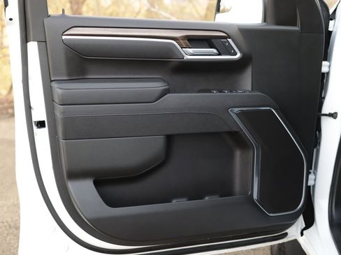 Used 2025 Chevrolet Silverado 1500 LT image 24