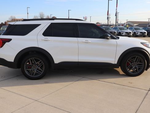 Used 2025 Ford Explorer ST image 4