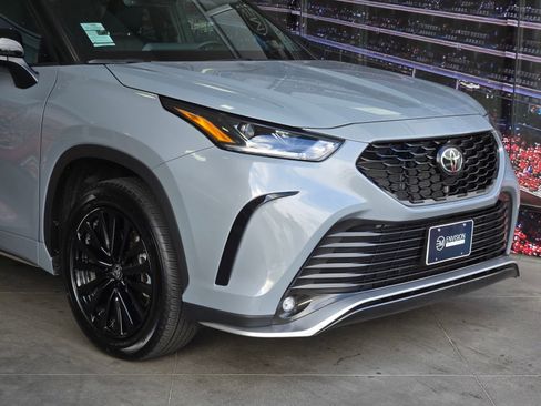 Certified 2025 Toyota Highlander XSE AWD/4WD image 2
