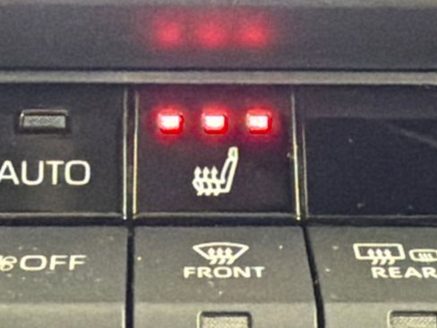 Used 2025 Toyota Camry XLE FWD image 31