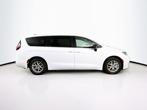 Used 2024 Chrysler Pacifica Touring-L image 2