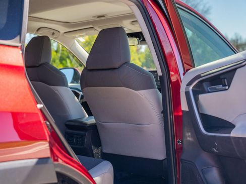 Used 2021 Toyota RAV4 XLE w/ Convenience Package image 12