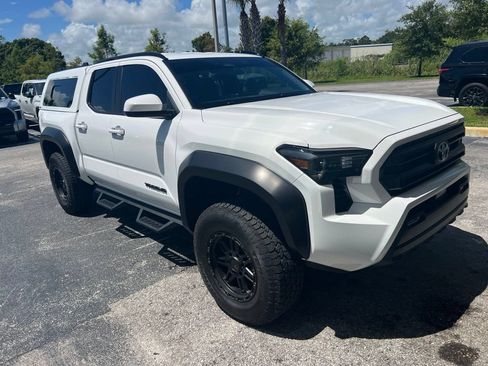 Used 2025 Toyota Tacoma SR5 AWD/4WD image 2