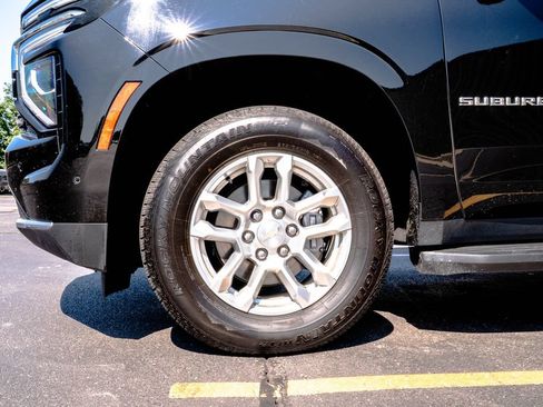 Certified 2025 Chevrolet Suburban LT AWD/4WD image 9
