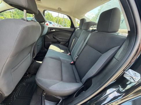Used 2014 Ford Focus SE w/ SE Winter Package FWD image 16