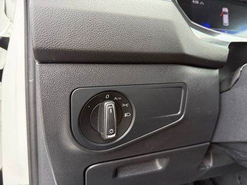 Used 2024 Volkswagen Tiguan SE image 21