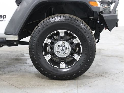 Used 2021 Jeep Gladiator Sport image 12