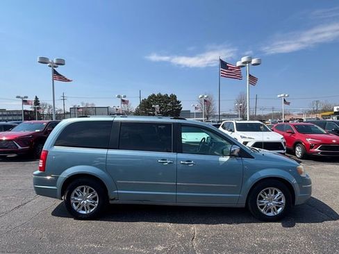 Used 2009 Chrysler Town & Country Limited w/ Entertainment Group #3 image 4