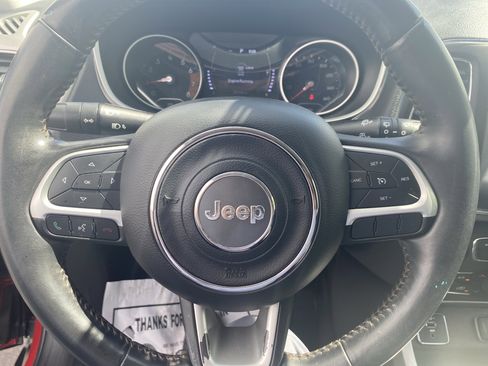 Used 2019 Jeep Compass Latitude FWD image 11