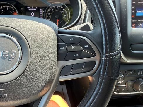 Used 2019 Jeep Cherokee Latitude Plus AWD/4WD image 31