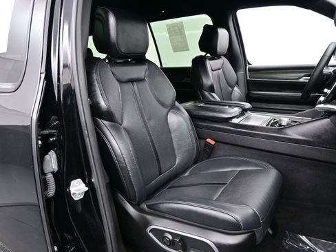 Used 2024 Jeep Wagoneer L Series II w/ Flexible Seating Group AWD/4WD image 13