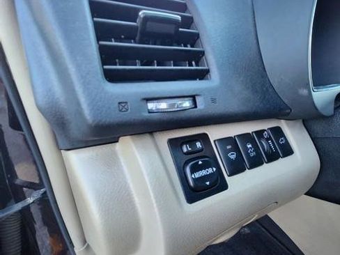 Used 2012 Toyota Highlander SE w/ Tow Pkg image 11