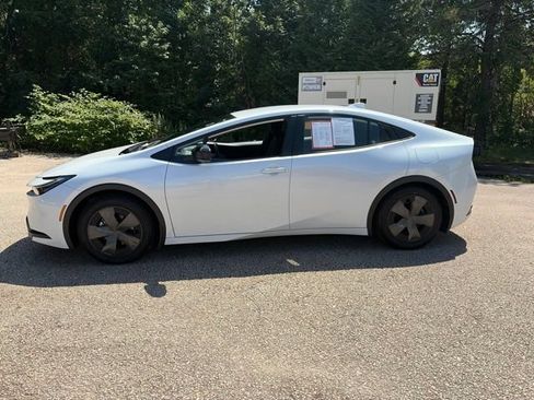 Used 2024 Toyota Prius Prime FWD image 2