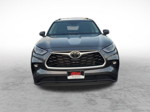 Used 2023 Toyota Highlander XLE AWD/4WD image 2