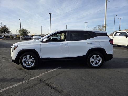 Used 2024 GMC Terrain SLE image 3