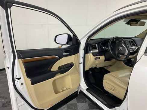 Used 2017 Toyota Highlander Limited Platinum w/ Carpet Mat Package AWD/4WD image 34