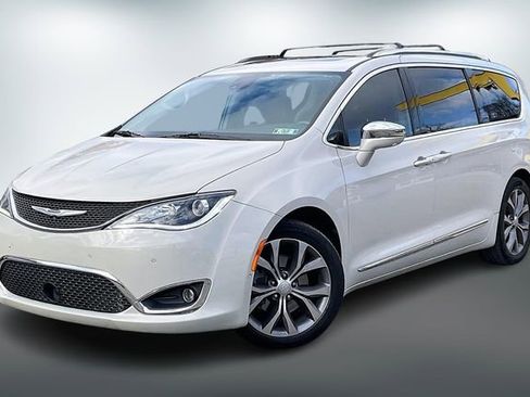 Used 2019 Chrysler Pacifica Limited w/ Tire & Wheel Group image 2