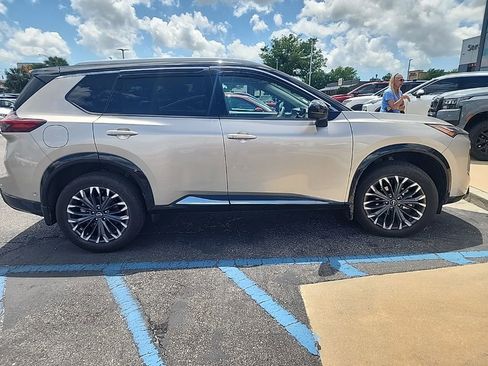 Used 2024 Nissan Rogue Platinum w/ Platinum Premium Package image 2