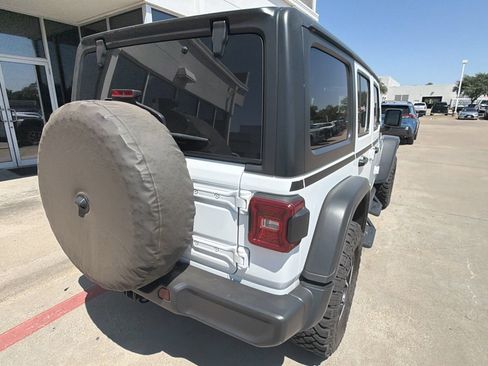 Used 2024 Jeep Wrangler Unlimited Rubicon w/ Convenience Group AWD/4WD image 5