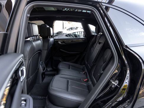 Certified 2023 Porsche Macan AWD/4WD image 43
