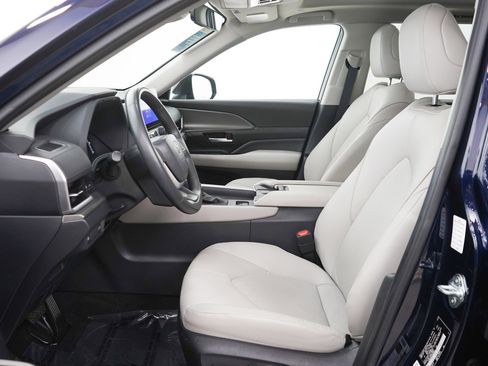 Used 2024 Toyota Grand Highlander XLE image 17