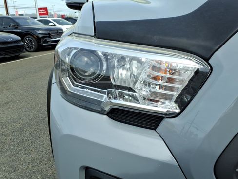 Used 2020 Toyota Tacoma TRD Off-Road w/ TRD Premium Off Road Package image 10