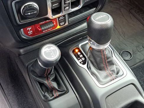 Used 2023 Jeep Gladiator Rubicon w/ Cold Weather Group image 16