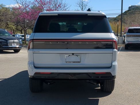 New 2026 Lincoln Navigator Premiere image 4