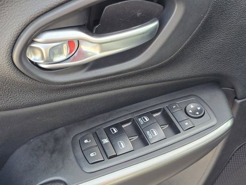 Used 2019 Jeep Cherokee Latitude Plus w/ Cold Weather Group image 34