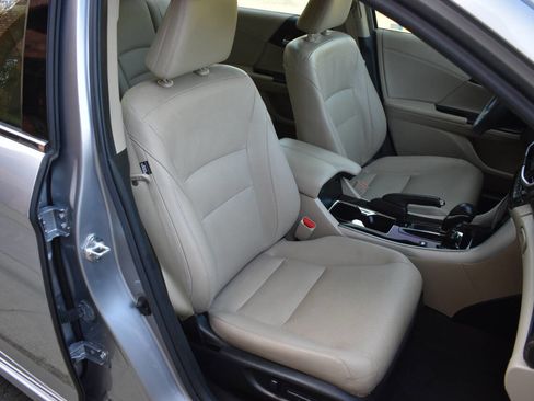 Used 2017 Honda Accord Touring image 19