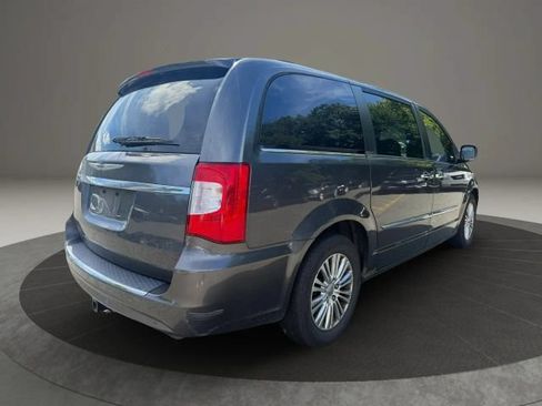 Used 2014 Chrysler Town & Country Touring-L FWD image 5