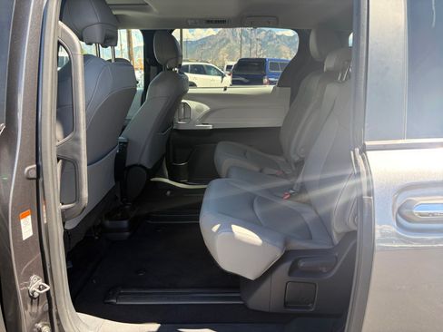 Used 2025 Toyota Sienna XLE FWD image 24