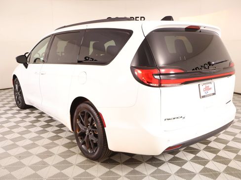 Used 2025 Chrysler Pacifica Limited FWD image 26