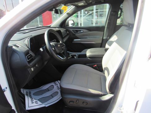 Used 2026 Chevrolet Traverse LT w/ Driver Confidence Package FWD image 9