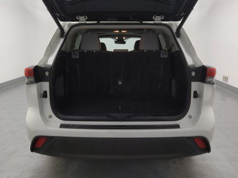 Used 2020 Toyota Highlander XLE image 29