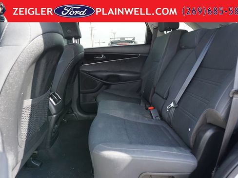 Used 2019 Kia Sorento FWD image 11