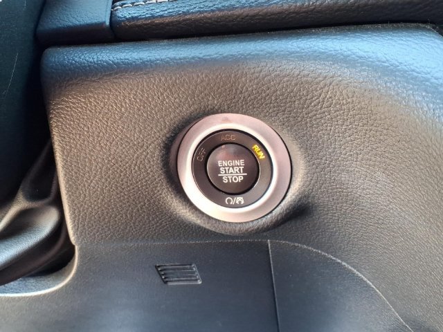Used 2024 Chrysler Pacifica Limited w/ Uconnect Theater Family Group FWD image 17