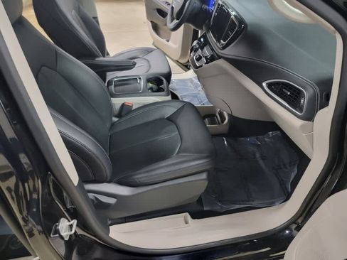 Used 2024 Chrysler Pacifica Touring-L image 10