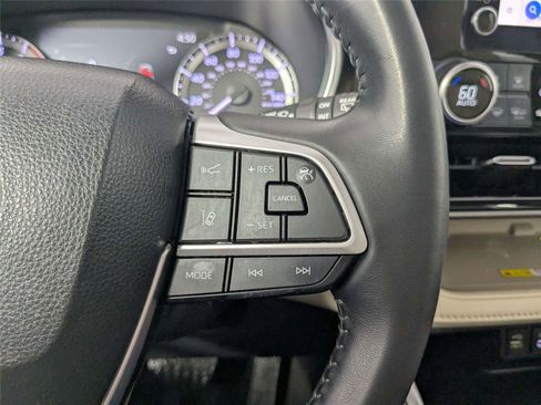 Used 2023 Toyota Highlander XLE FWD image 10
