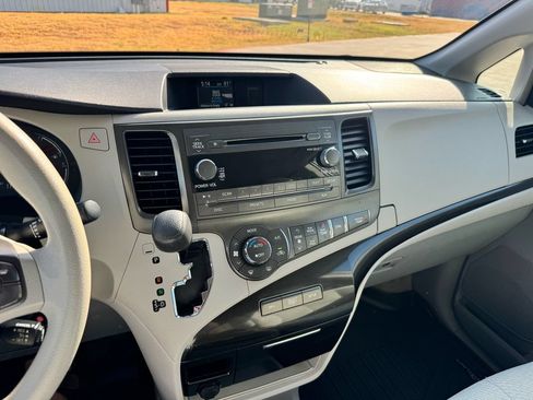 Used 2014 Toyota Sienna LE AWD/4WD image 18