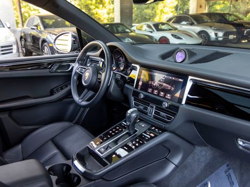 Certified 2024 Porsche Macan image 56