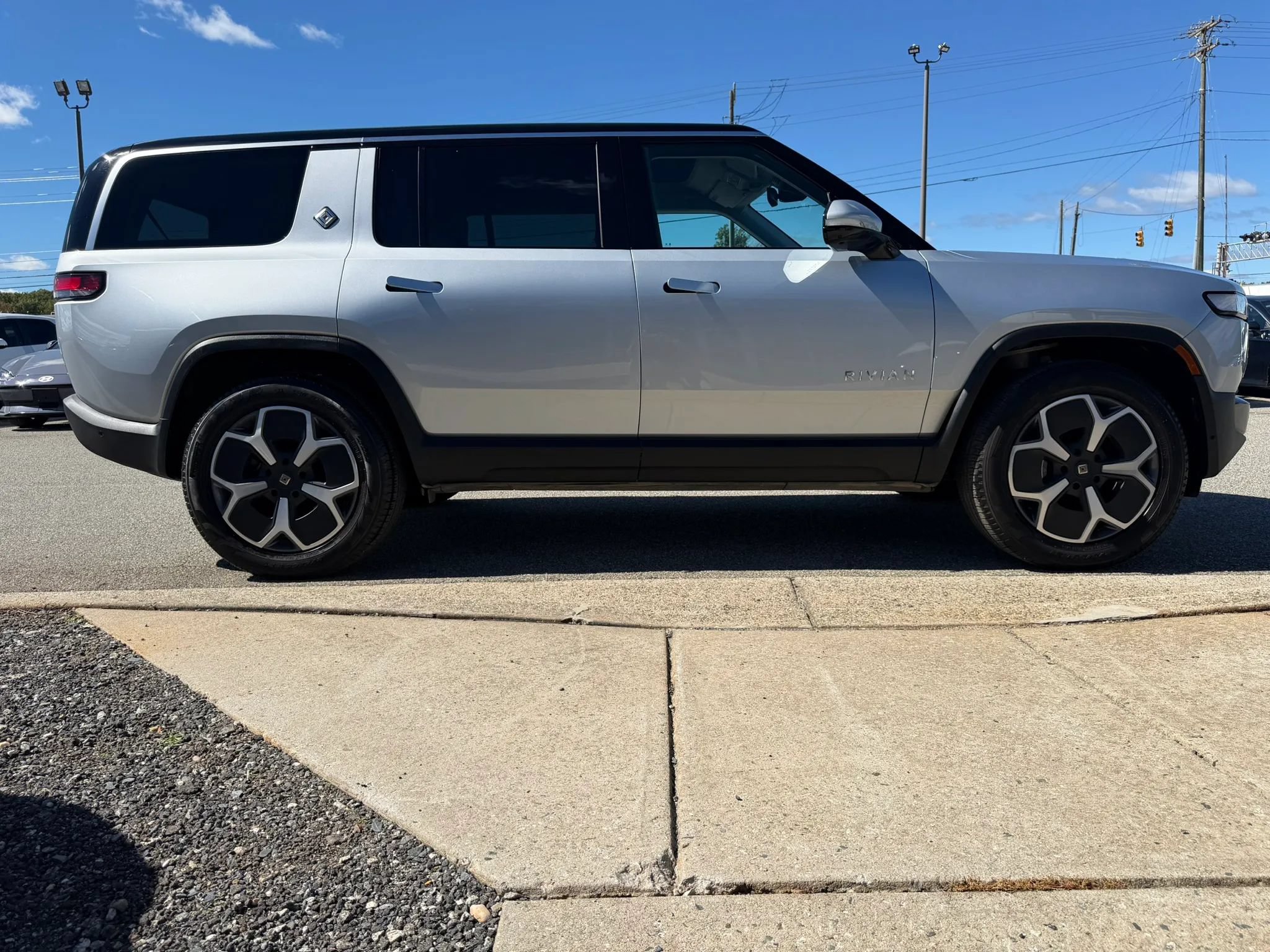Used 2024 Rivian R1S Adventure Dual AWD/4WD image 27