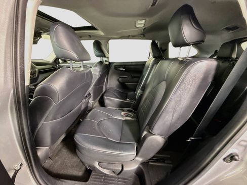 Used 2023 Toyota Highlander XLE FWD image 25