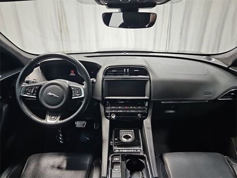 Used 2020 Jaguar F-PACE R-Sport image 10